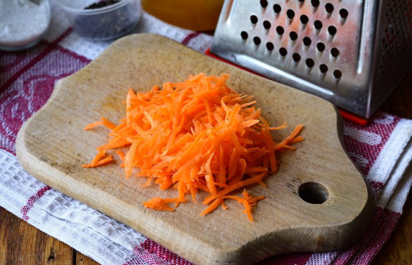 1. Этап. Капуста квашеная с медом: Морковку натрите на крупной терке.