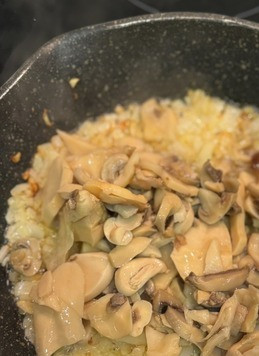 1. Этап. Мясные колобки с начинкой: Добавить шампиньоны, по вкусу посолить, обжарить 2-3 минуты