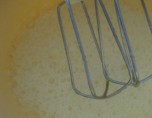 1. Этап. Торт Барбоскины: Взбиваем миксером 7-8 минут. Объем при этом увеличится в три раза.