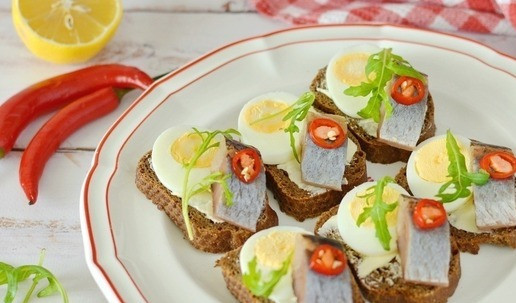 1. Этап. Бутерброды с селёдкой и яйцом: 