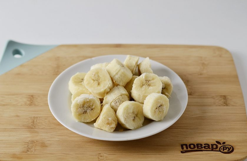 1. Этап. Смузи из сельдерея: Банан заранее нарежьте кружочками, уберите в морозилку на полчаса.