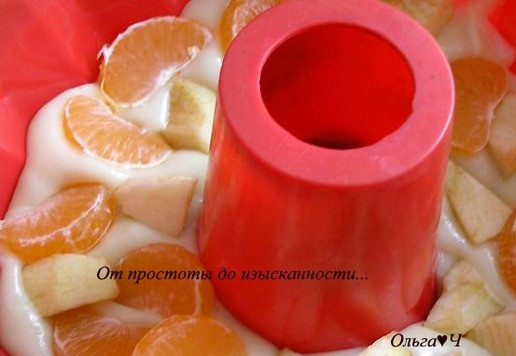 1. Этап. Кекс с яблоками и мандаринами: В форму для кекса выложите 1/3 теста, сверху - половину фруктов.