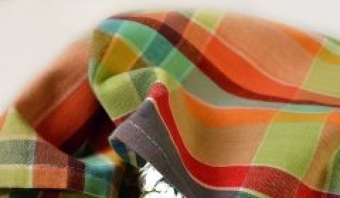 1. Этап. Хычины с сыром: Смазанную маслом стопку хычинов накрываем фольгой и полотенцем, даём немного постоять, чтобы они стали мягкими и нежными.