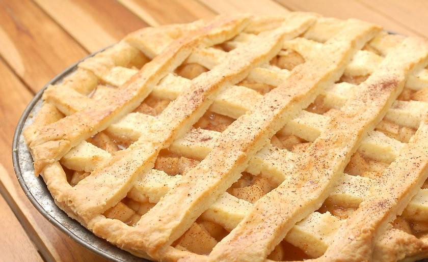 1. Этап. Простой рецепт яблочного пирога: 13. Оставьте пирог при комнатной температуре на 45-60 минут для остывания, а уже потом подавайте.