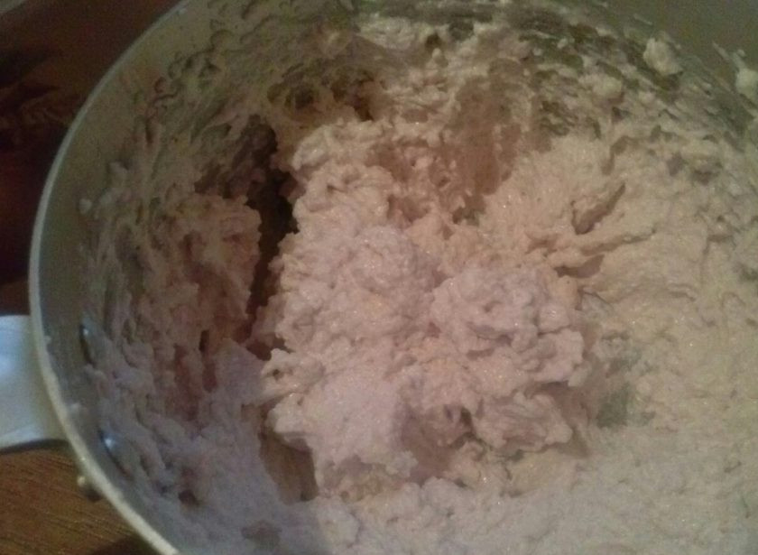 1. Этап. Большой бисквитный торт с безе: 8. В другой посуде я смешала немного крема с соком из шелковицы (можно свеклу). Это я сделала для того, чтобы украсить верх торта другим кремом. Теперь отправьте крем в холодильник и готовим безе.