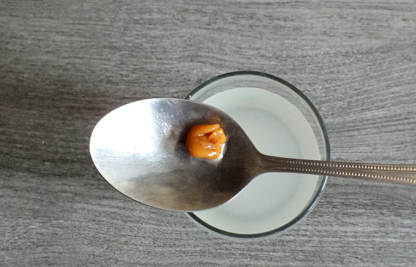 1. Этап. Сливочный щербет: Когда масса начнет темнеть, проверьте её на готовность. В стакан с холодной водой капните небольшое количество карамели и скатайте шарик. Он должен получиться мягким, не размазывающимся в руках. Этот показатель говорит о том, что масса готова.