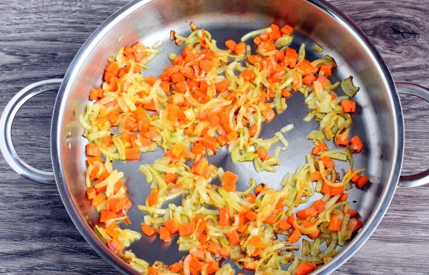 1. Этап. Рассольник с копченостями: Пока варится курица и картошка, сделайте пассеровку. Нашинкуйте лук и добавьте морковь мелкими кубиками. Подрумяньте слегка на масле.