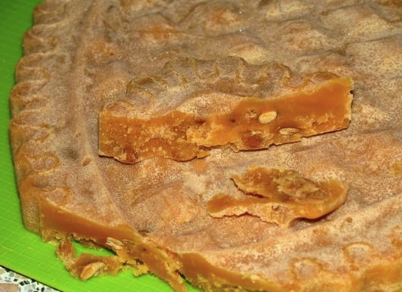 1. Этап. Вареный сахар: Сахар застывает очень быстро. Но если у вас большая форма и сахар в ней уложен толстым слоем, то её лучше поставить в холодильник. Через полчаса сахар можно достать из формы и нарезать на произвольные кусочки.