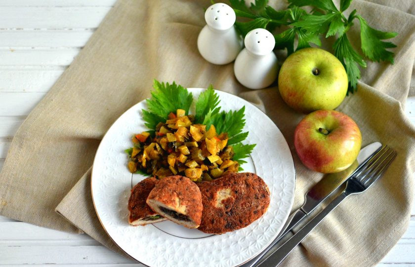 1. Этап. Куриные зразы с печенью и яблоком: Подавайте зразы горячими с овощным гарниром и зеленью. Приятного аппетита!