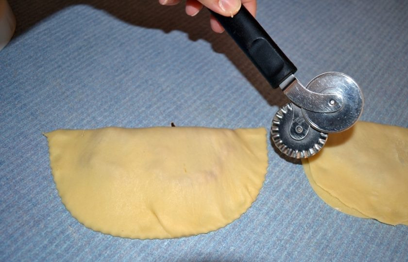 1. Этап. Чебуреки домашние с мясом: 8. Специальным ножом или обычным обрежьте края, проделайте то же самое с остальными частями теста.