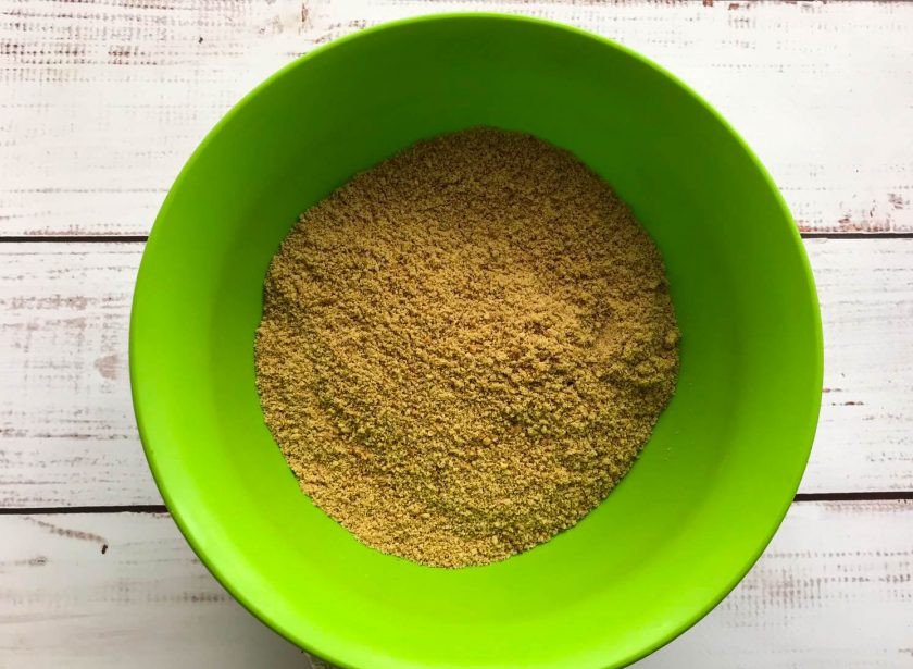 1. Этап. Домашние конфеты за 5 минут: Выложите крошку в глубокую тарелку.