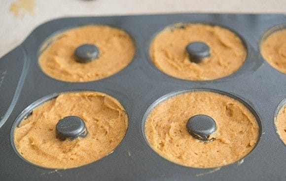 1. Этап. Тыквенные пончики: 6. Порциями выложите тесто в специальную формочку для пончиков или в другие порционные формы, но в центре сделайте отверстие.