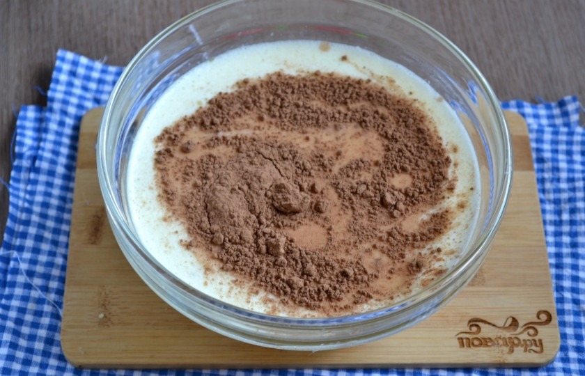 1. Этап. Шоколадный торт с вишней: Всыпьте какао, хорошо размешайте, перелейте массу в кастрюльку, поставьте на огонь и медленно доведите до кипения. Не забывайте постоянно помешивать, чтобы снизу крем не подгорел.