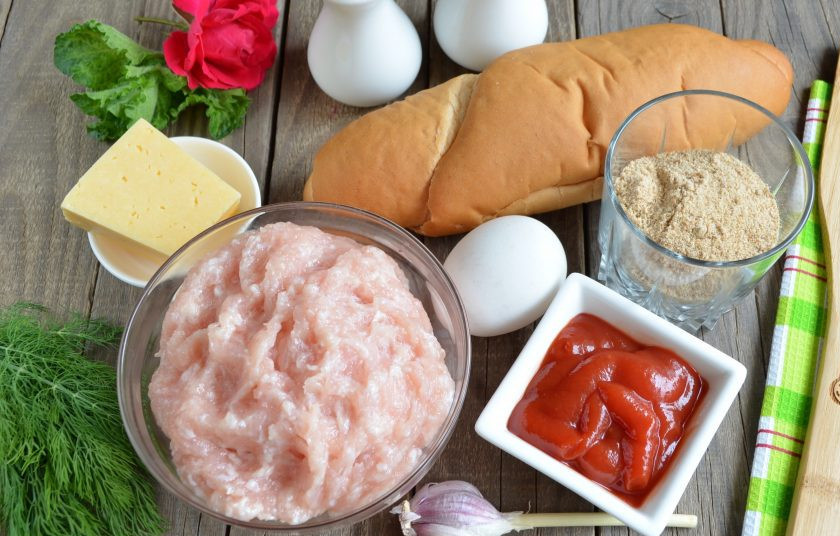 1. Этап. Субмарина с фрикадельками: Подготовьте продукты. Из данного количества может получиться 3-4 порции, смотря какие по величине вы хотите сделать фрикадельки.
