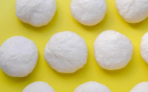 1. Этап. Слоеный торт с заварным кремом: Поделим тесто на 10-12 частей, накроем пищевой пленкой — и пусть тесто отдохнет минут 15.