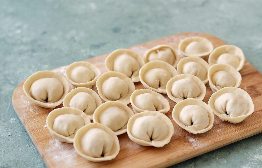 1. Этап. Соевые пельмени: Накройте одну половину кружка другой и защипните противоположные края.