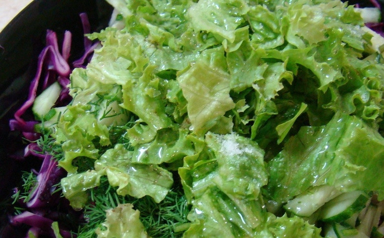 1. Этап. Салат для худеющих: Все ингредиенты смешайте. Добавьте соль и масло. Салат готов! Приятного аппетита!