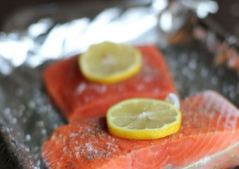 1. Этап. Стейк из лосося: На противень, застеленный фольгой выкладываем стейки, сверху кладем по колечку лимона и закрываем фольгой. Края плотно скрепляем, чтоб не оказалось щелей и из нее не вытек сок лосося. Отправляем запекаться примерно на 15 минут.