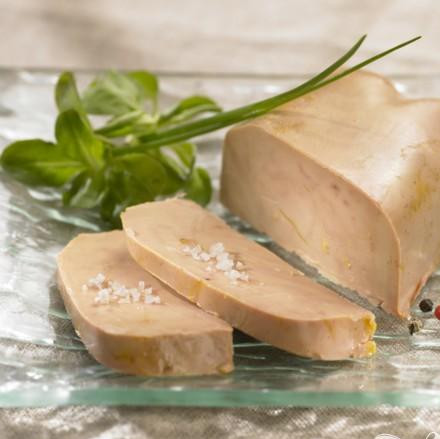 1. Этап. Фуа-гра: 4. Отрезать кусочек картона, чтобы он поместился в верхнюю часть формы, и завернуть его в полиэтиленовую пленку. Аккуратно выложить картон поверх фуа-гра, слегка прижать и оставить на 1 час. Убрать картон, накрыть форму крышкой и поставить в холодильник на 1-2 дня. Перед подачей поместить форму в миску с теплой водой на 30 секунд и, работая ножом по краям, перевернуть паштет на тарелку. Тонко нарезать паштет и подавать с трюфелями по желанию. Если залить печень зарезервированным растопленным жиром, она будет храниться в холодильнике 1 неделю.