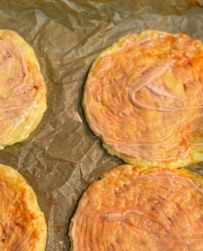 1. Этап. Мини пиццы на творожной основе: Основы для пицц после духовки смазать томатным соусом и греческим йогуртом