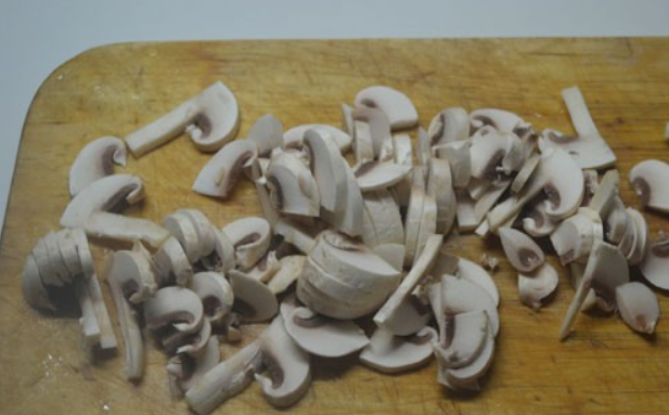 1. Этап. Запеканка под соусом бешамель: Шампиньоны промойте и нарежьте тонкими пластинками.