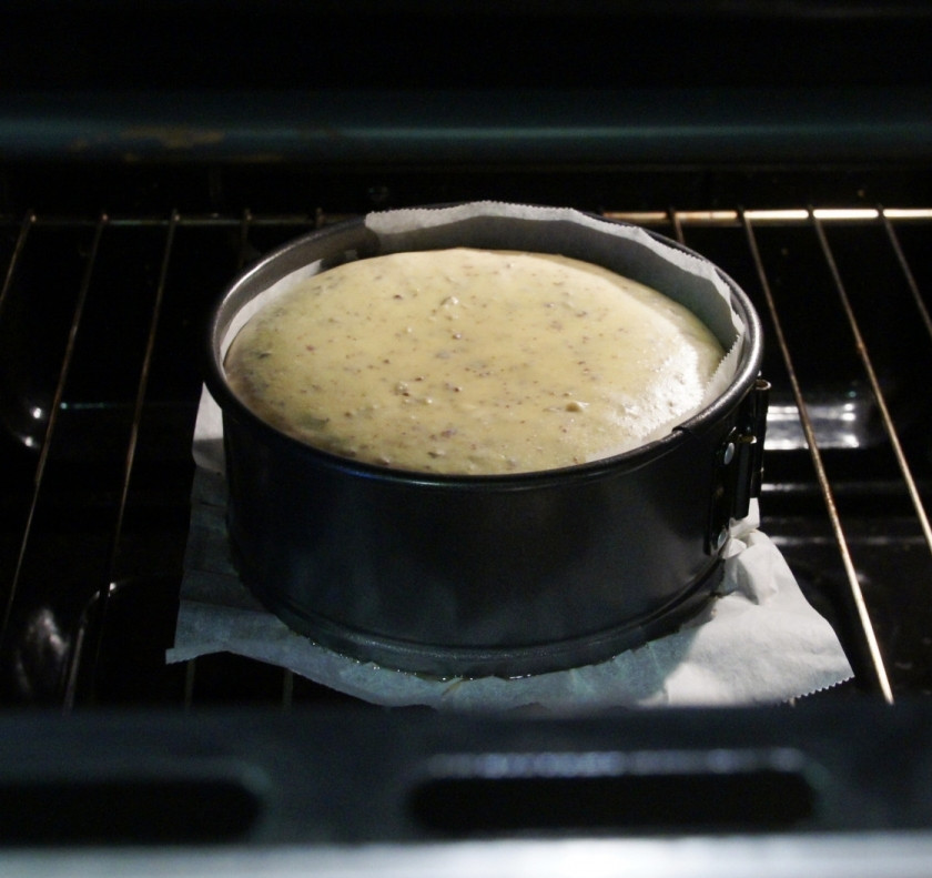 1. Этап. Чизкейк ореховый: Затем добавьте измельчённые орехи пекан и муку. Перемешайте. И полученное тесто вылейте на основу для чизкейка. Запекайте чизкейк ореховый 45 минут.