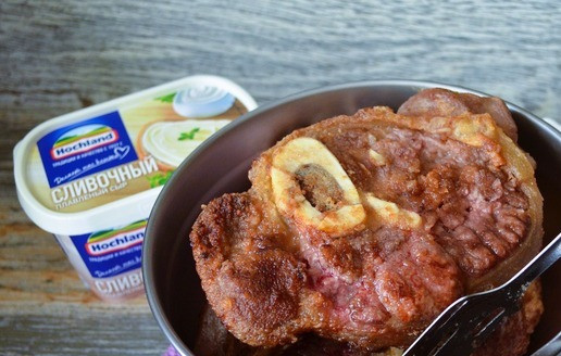 1. Этап. Говяжья голяшка в сливочно-овощном соусе: Обжаренное мясо выложить в миску.