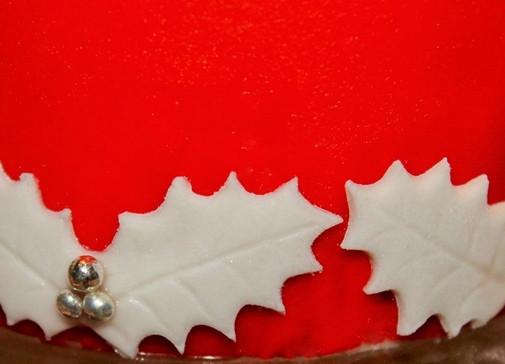 1. Этап. Мини-тортики из мастики: 9. Из пласта белой мастики можно сделать украшения на тортики.