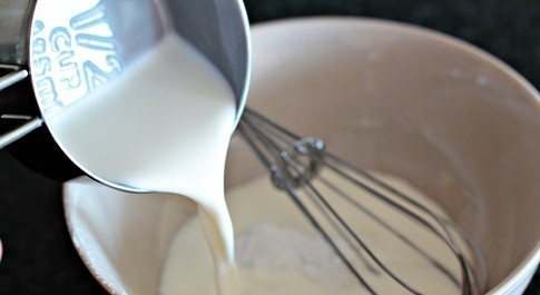 1. Этап. Сливочный соус для спагетти: Оставшиеся сливки выливаем в мисочку и смешиваем их с крахмалом.