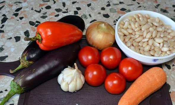 1. Этап. Лобио из белой фасоли: 1. Лобио готовится, как и рагу из овощей, по такому же принципу. Предварительно фасоль следует отварить до готовности. Итак, нам понадобятся самые простые и доступные овощи (можно брать и замороженные, если вы готовите лобио из белой фасоли не в сезон свежих овощей).