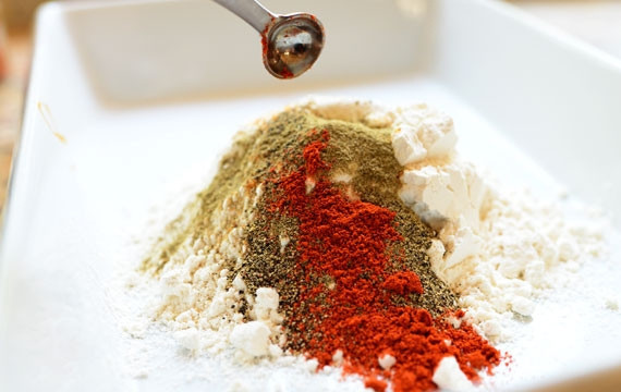 1. Этап. Говядина в кляре: Муку смешать со специями.