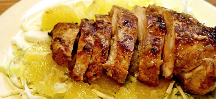 1. Этап. Куриная грудка с апельсинами: Нарежьте обжаренную грудку на тонкие ломтики, сервируйте их на подложке из салата и апельсинов. Полейте все маринадом из сковороды.