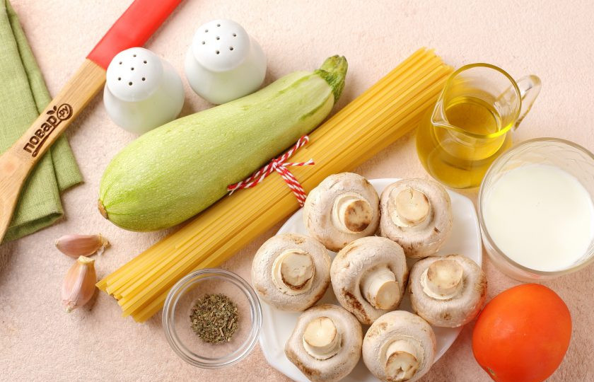 1. Этап. Паста с цукини и грибами: Подготовьте все ингредиенты.