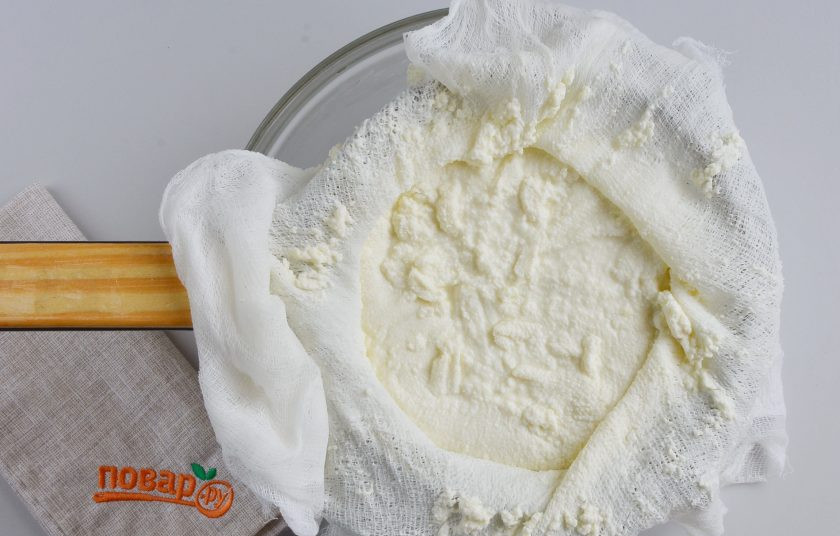 1. Этап. Домашний сыр: Откиньте творог на марлю, дайте хорошо стечь сыворотке.