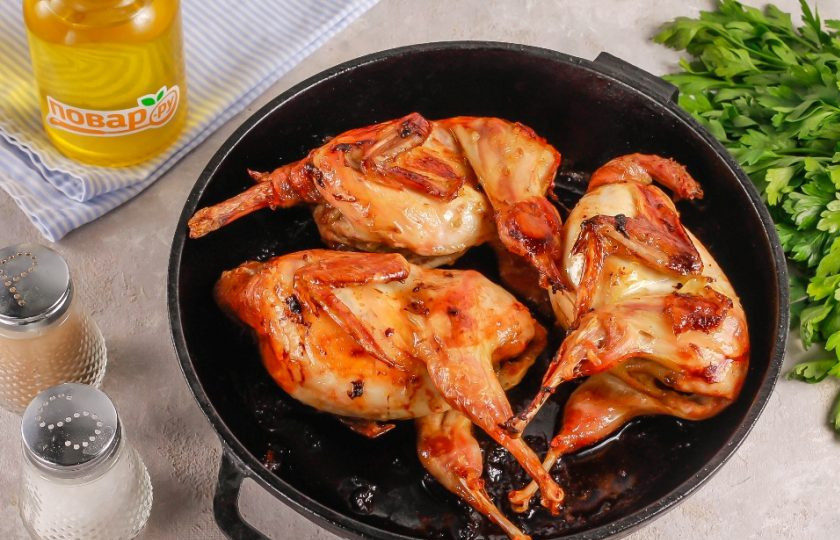 1. Этап. Запечённые перепела в медово-горчичном маринаде с чесноком: Запеките перепелов примерно 30-35 минут до румяности.