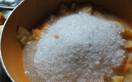 1. Этап. Домашний мармелад из апельсинов: 5. Всыпьте сахар.