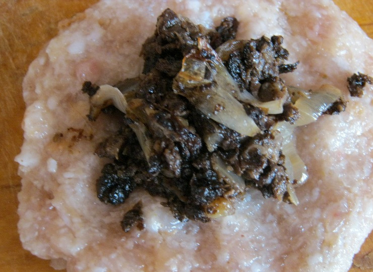 1. Этап. Зразы с грибами в духовке: Теперь делаем из приготовленного фарша небольшую лепешку и помещаем в ее середину немного начинки. Соединяем края и формируем зразу.