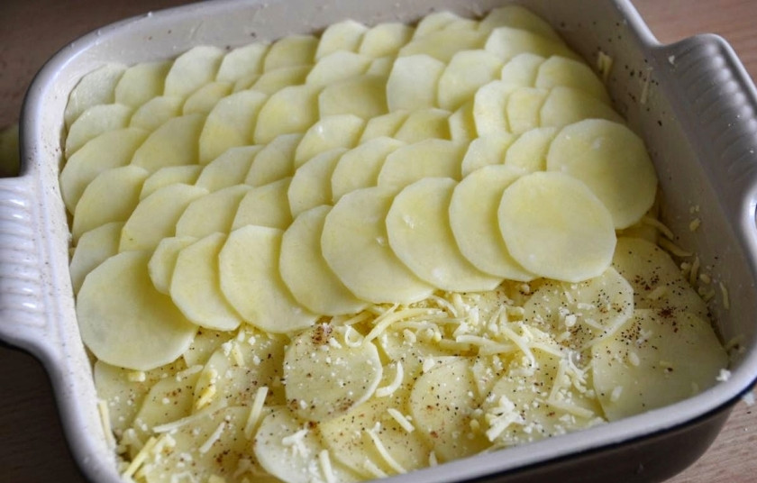 1. Этап. Детская картофельная запеканка с сыром: 2. А теперь начинаем выкладывать слоями: слой картошки чередуйте со слоем тертого сыра, сметаны и специй. И так, пока картошка не закончится.