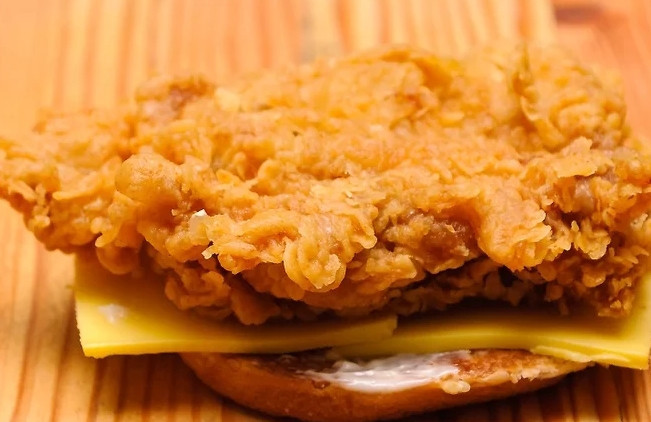 1. Этап. Бургеры дома: Смажьте булочки майонезом и выложите пластинки сыра, сверху положите курицу.