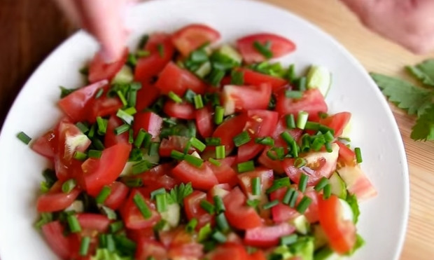 1. Этап. Салат с лавашом Фатуш: 3. Небольшое количество зеленого лука и листиков мяты выложите к овощам.