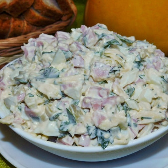 Салат с ветчиной и маринованными огурцами