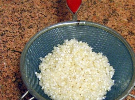 1. Этап. Ежики из говядины: Хорошенько промываем рис в холодной проточной воде.