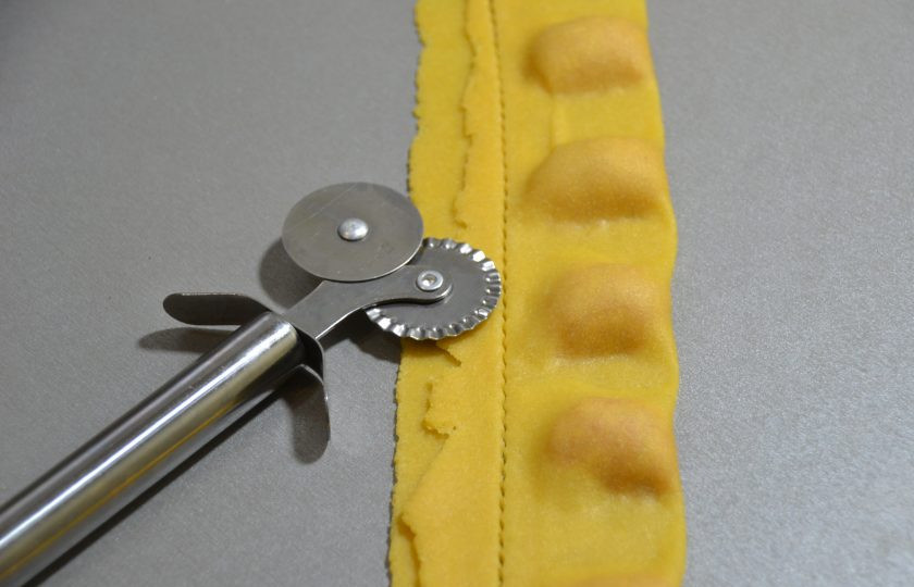 1. Этап. Аньолотти: Вырежьте резаком с фигурным колесиком 