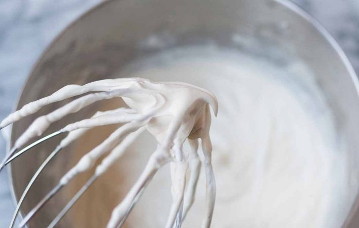 1. Этап. Ванильный чизкейк без выпечки: 10. В отдельной чаше взбейте сливки до образования мягких пиков.