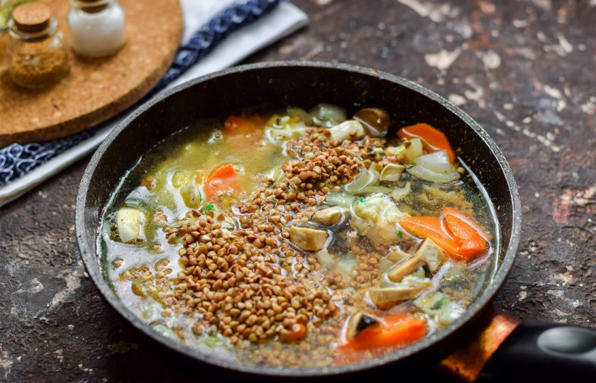 1. Этап. Гречка с фаршем и грибами: Влейте в сковороду порцию воды, добавьте соль и молотый перец. Прикройте сковороду крышкой и готовьте кашу 25 минут на небольшом огне.