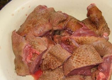 1. Этап. Утка кусочками с яблоками: Очищенную и вымытую утку разрезаем на порционные куски. Заодно вырезаем кусочки лишнего жира. Натираем кусочки утки солью и перцем.