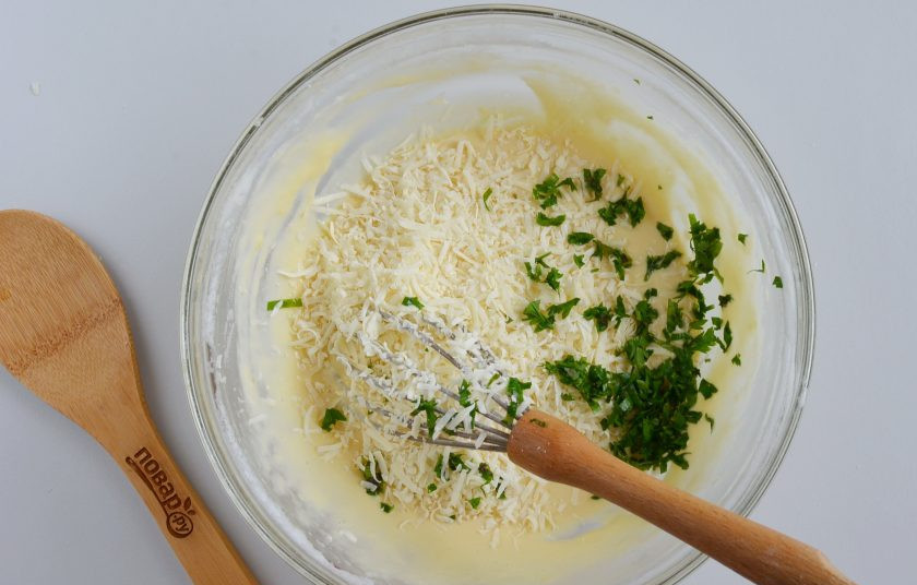 1. Этап. Сырная выпечка: Добавьте тертый сыр и мелко рубленую зелень (базилик и петрушку, можно базилик и укроп, или просто что-то одно).