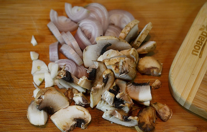 1. Этап. Курица в сидре с яблоками: Шампиньоны нарежьте кубиком, лук — полукольцами.