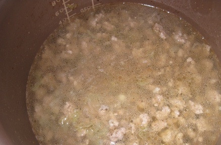 1. Этап. Гречка с фаршем в мультиварке: Затем в мультиварку высыпаем 1,5 чашки гречки, заливаем 3 чашками воды, выбираем режим 