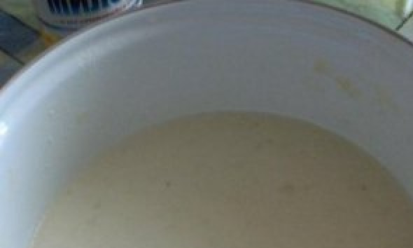 1. Этап. Блины конвертом: Небольшими порциями вливаем в получившееся тесто теплое молоко и хорошо размешиваем. При таком способе в тесте не будет комочков. Вливаем растительное масло и еще раз хорошо перемешиваем.